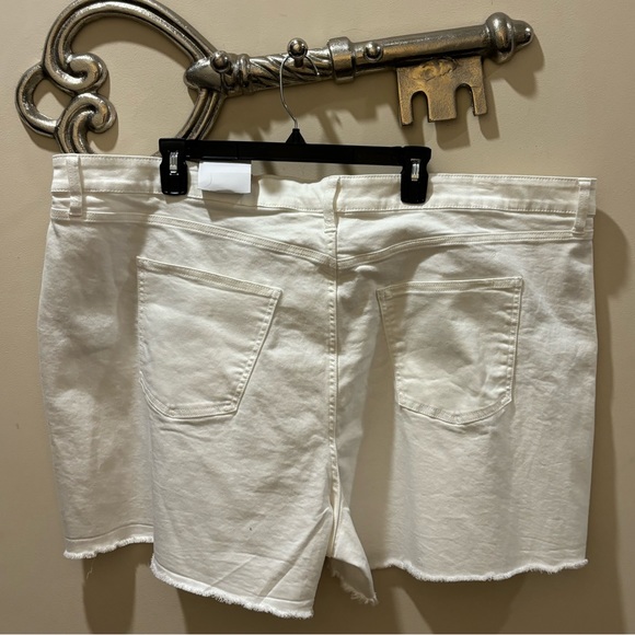 Plus Size LC LAUREN CONRAD White Super High Waisted Cut Off Shorts 24W - Picture 2 of 4